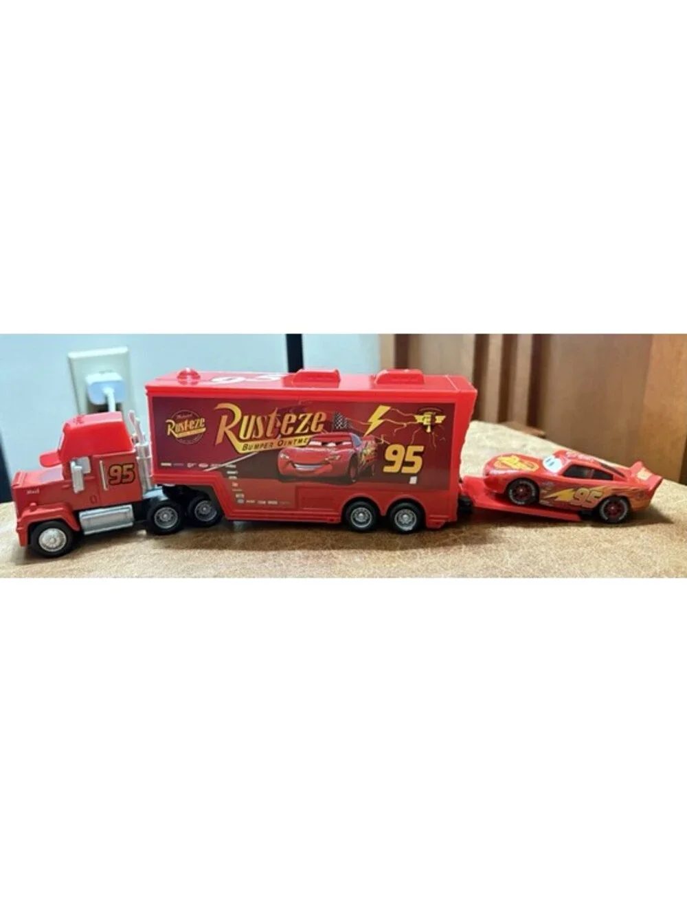 Disney Pixar Cars Mack Lightning McQueen's Hauler 1:55 Scale With Car